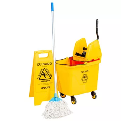 Kit limpeza composto por balde espremedor 30-50L, placa e esfregão.